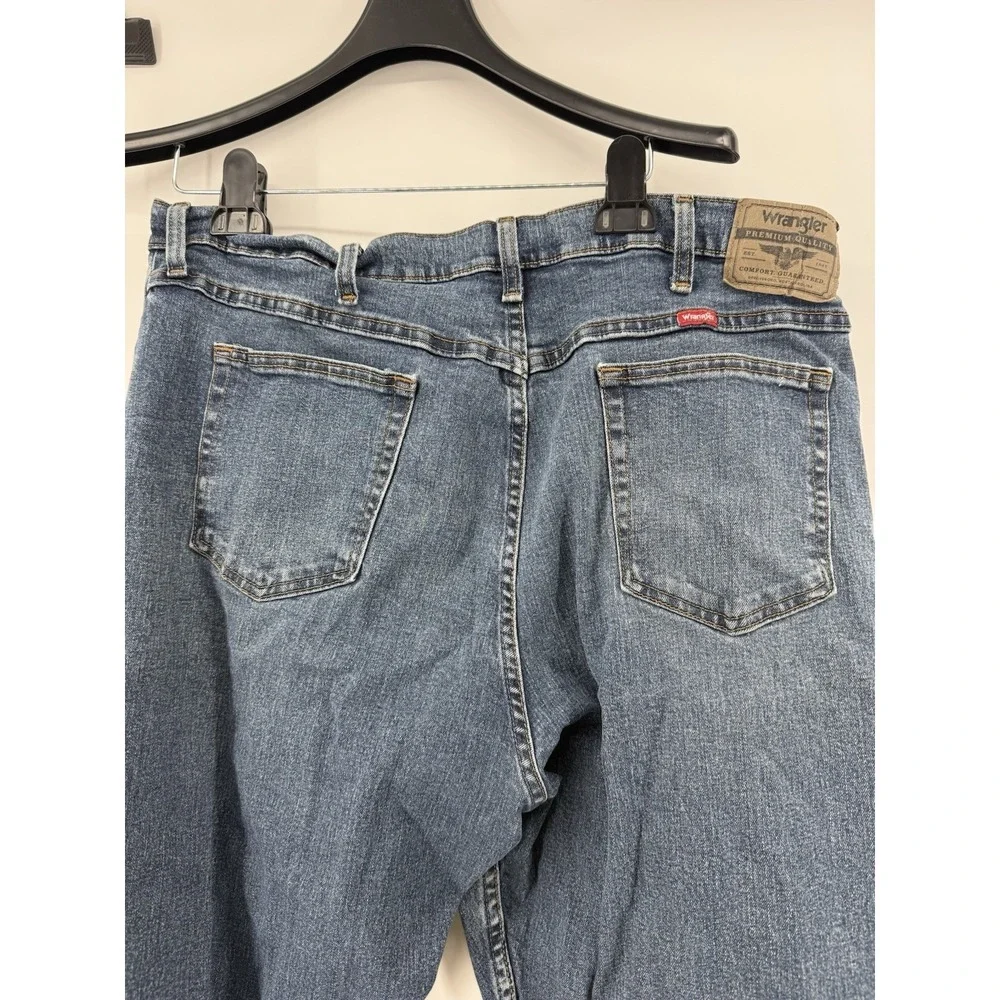 Wrangler Premium Quality Men's Blue Jeans Regular Fit Straight Mid Rise 40X32
